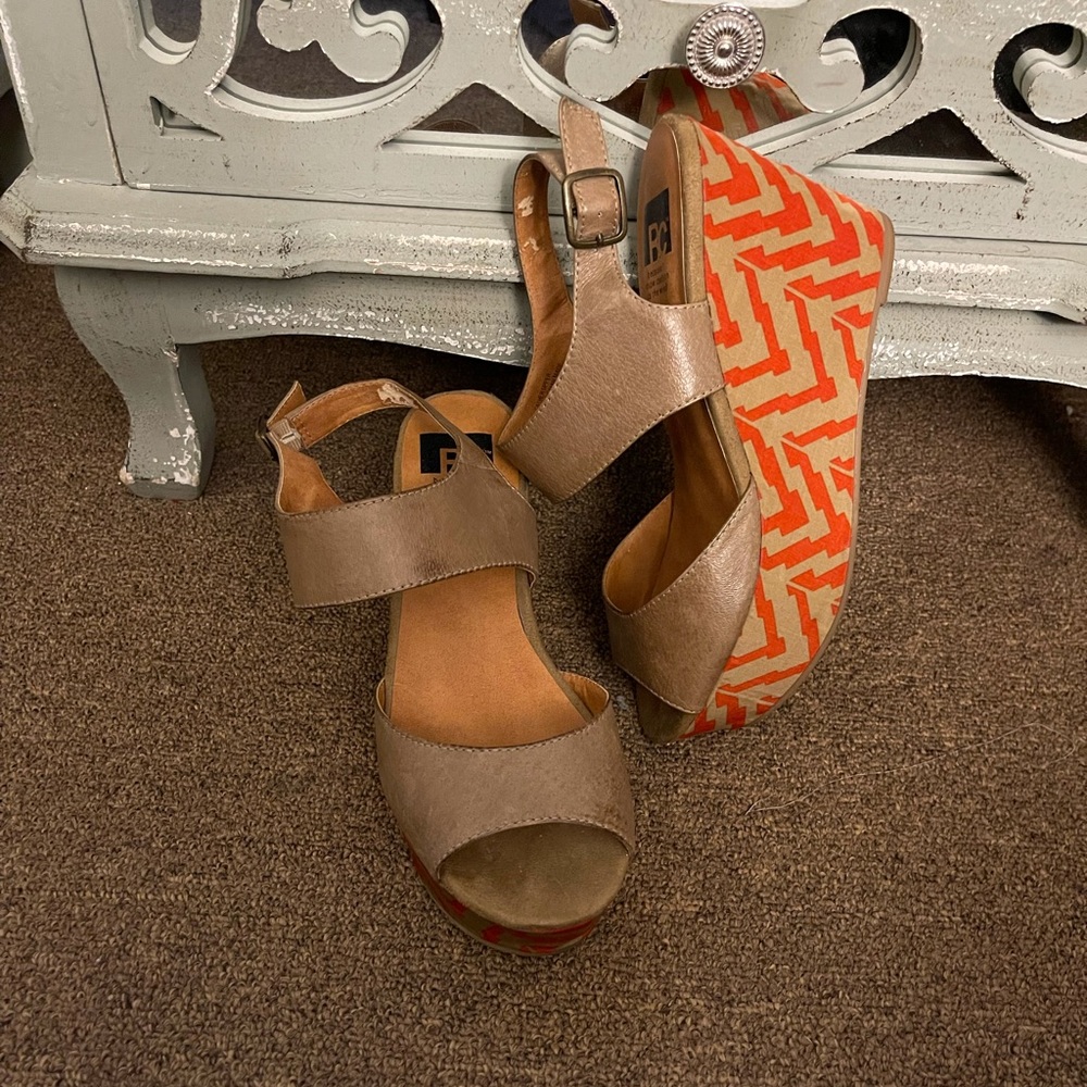 A comfy wedge with little bruises